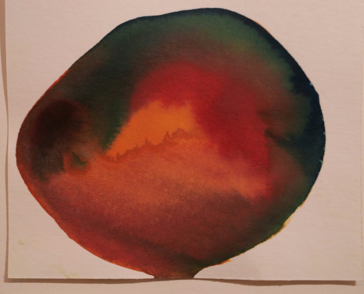 Rundes Aquarell in Rot, Orange und Dunkelgrün, Detail aus der Ausstellung
